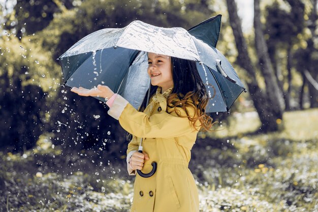 Enfant mignon plaiyng un jour de pluie