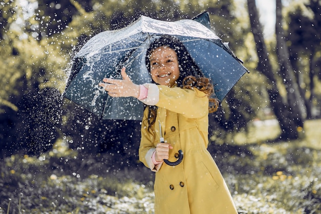 Enfant mignon plaiyng un jour de pluie