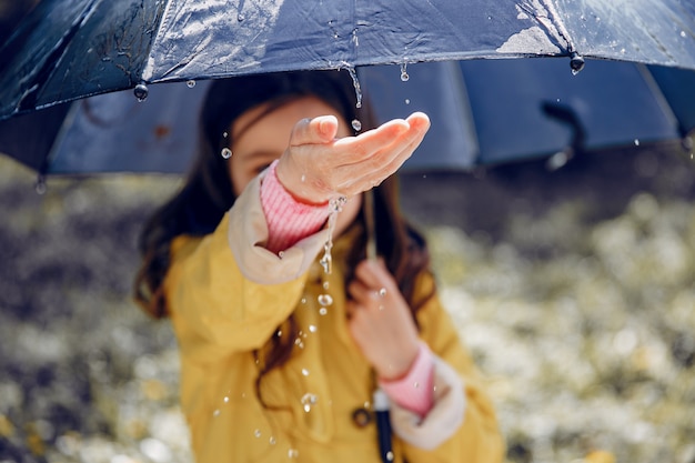 Enfant mignon plaiyng un jour de pluie