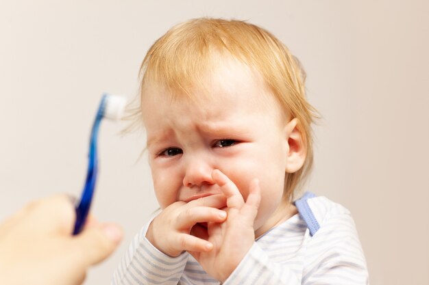 Mere Enseigner Le Brossage Des Dents De Bebe Garcon Se Brosser Les Dents Avec Une Brosse A Dents Pour Bebe Photo Premium