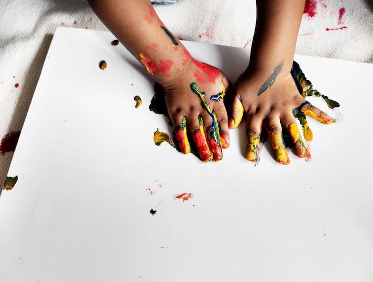 Photo gratuit enfant noir appréciant sa peinture
