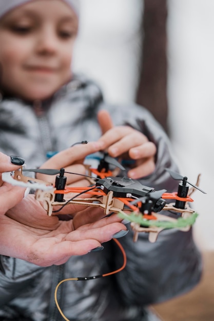 Enfant non focalisé apprenant la science dans la nature