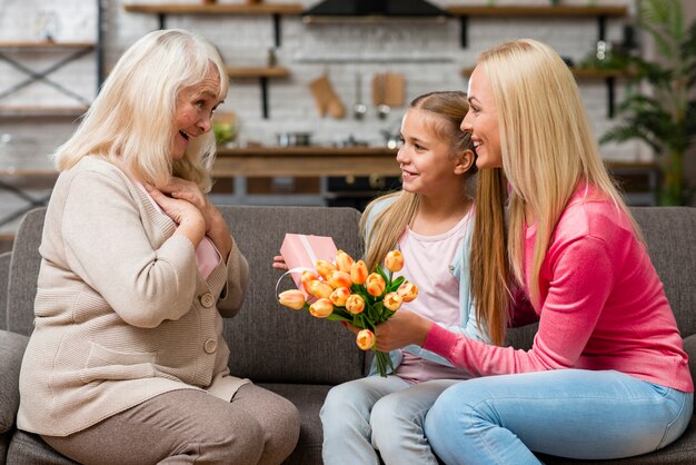 L'enfant offre un bouquet de fleurs à sa grand-mère