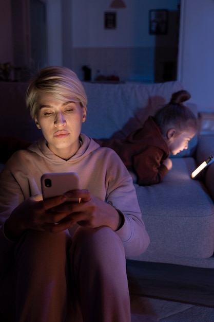 Enfant et parent souffrant de dépendance aux médias sociaux