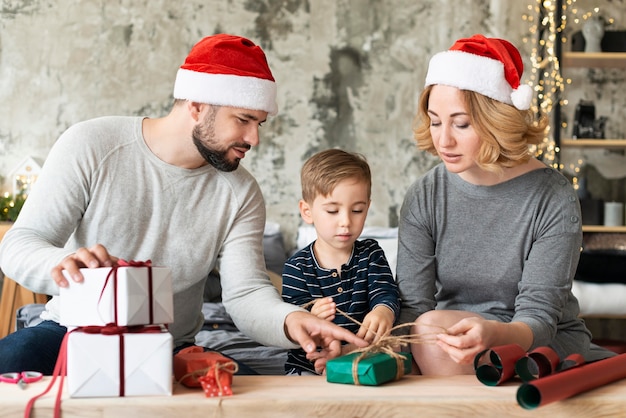 Enfant et parents ensemble le jour de Noël