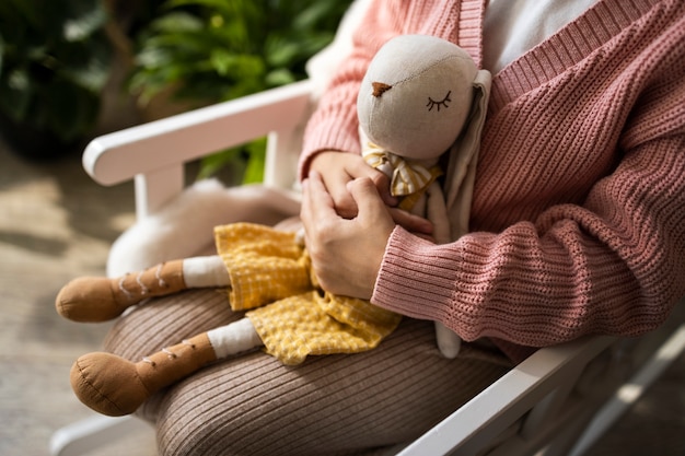 Photo gratuite enfant passant du temps dans une maison confortable