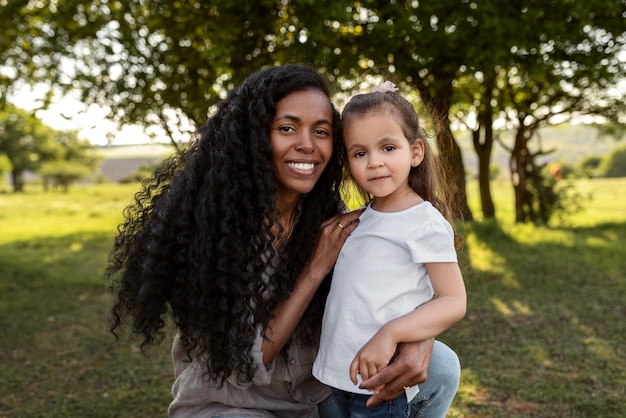 Photo gratuite enfant passant du temps avec ses parents