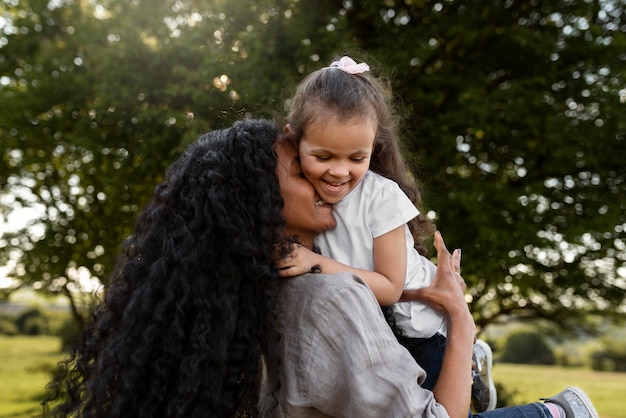 Enfant passant du temps avec ses parents