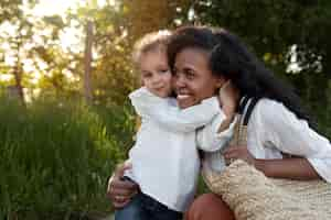 Photo gratuite enfant passant du temps avec ses parents