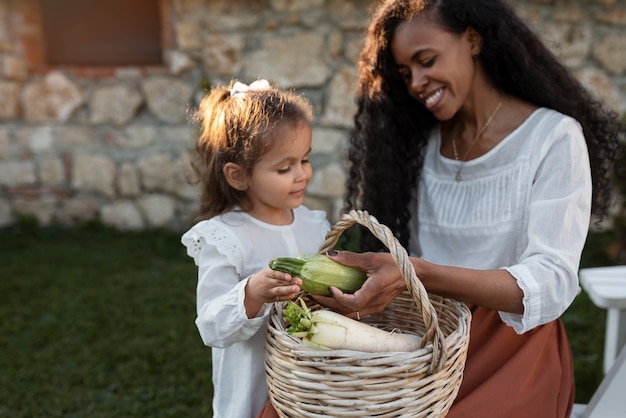 Enfant passant du temps avec ses parents