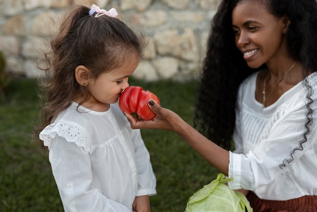 Enfant passant du temps avec ses parents