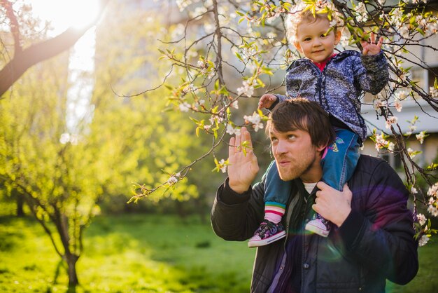 L&#39;enfant passe du temps avec son père