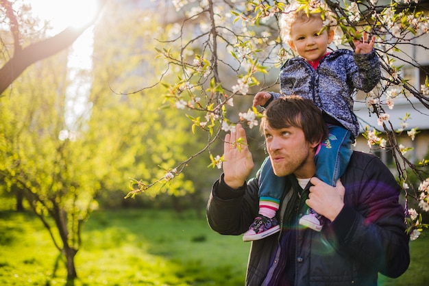 L&#39;enfant passe du temps avec son père