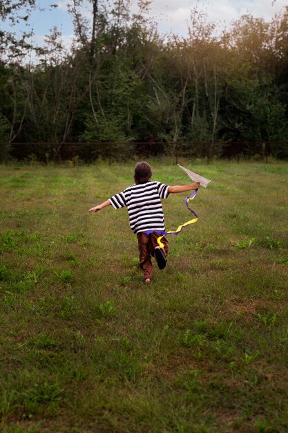 Enfant plein coup jouant dans la nature