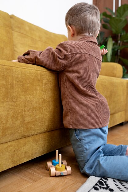 Photo gratuite enfant plein coup jouant à la maison