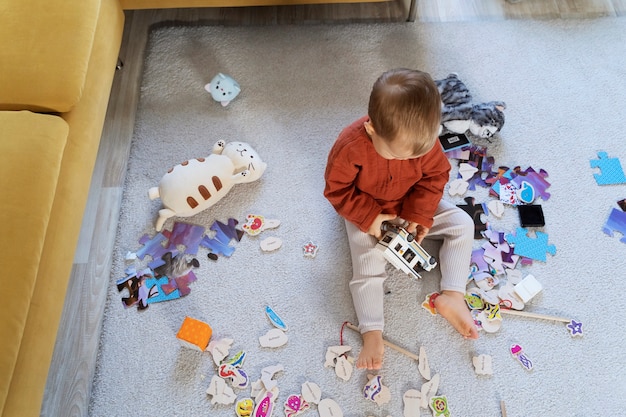 Enfant plein coup jouant avec la voiture