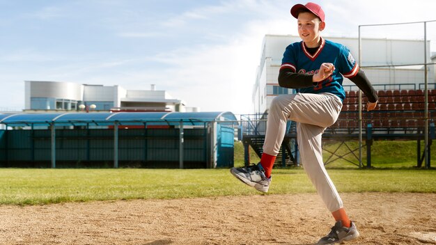 Enfant plein coup portant un équipement de kickball