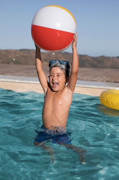 Photo gratuite enfant plein coup tenant le ballon