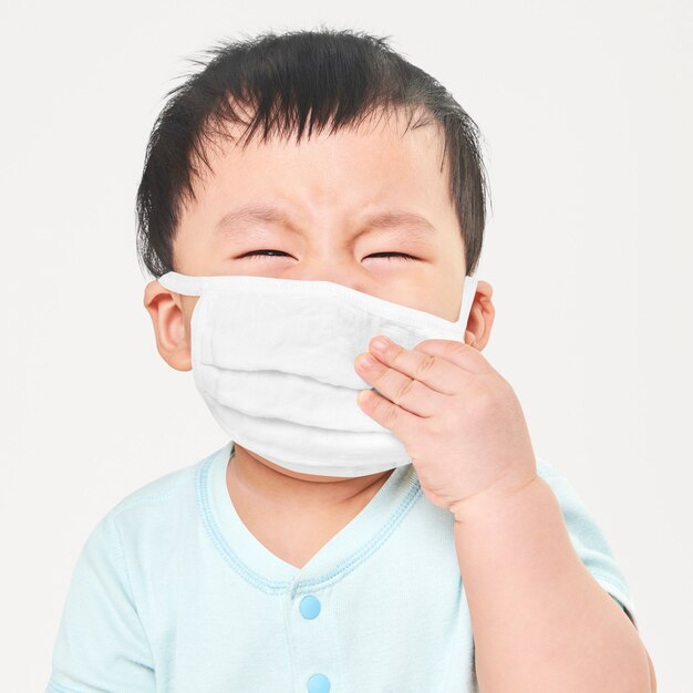 Enfant portant un masque facial