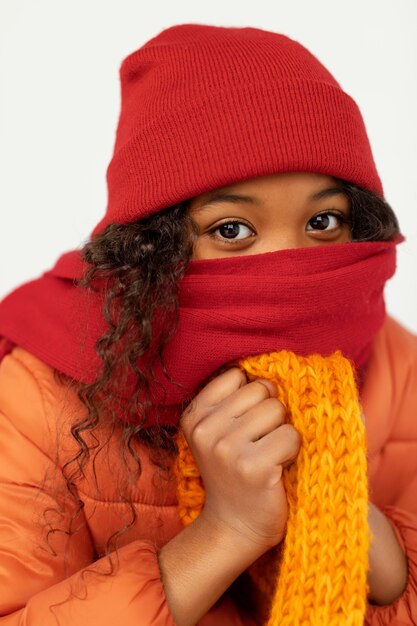 Enfant portant des vêtements chauds se bouchent