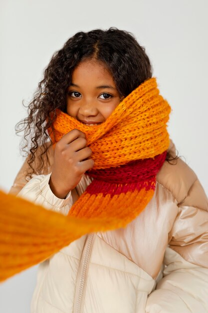 Enfant portant des vêtements chauds