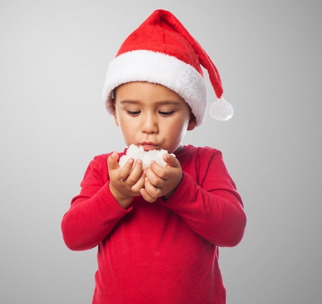 Enfant poudrerie de ses mains