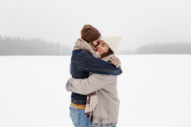 Enfant profitant des activités hivernales avec sa famille