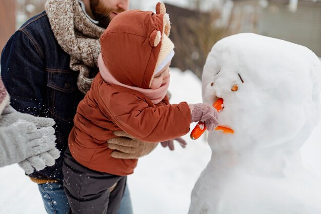 Enfant profitant des activités hivernales avec sa famille