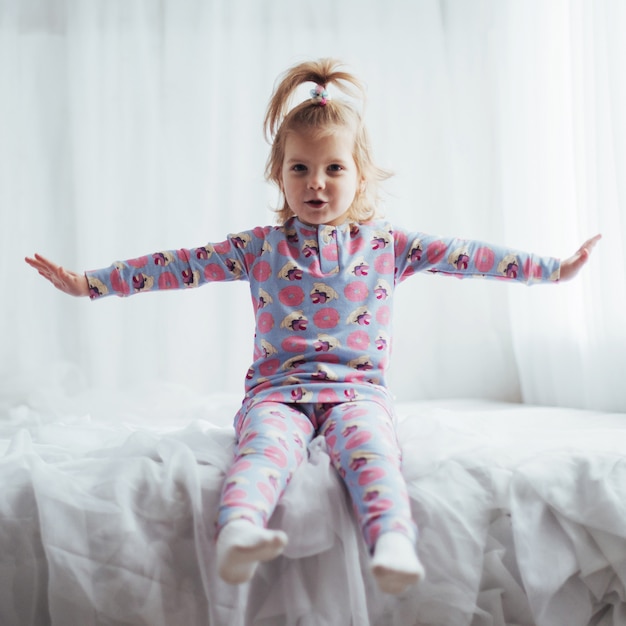 Photo gratuite enfant en pyjama