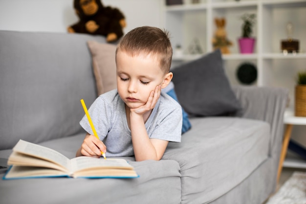 Photo gratuite enfant qui apprend à dessiner