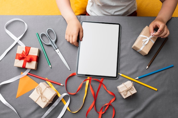 Photo gratuite enfant qui apprend à faire un cadeau