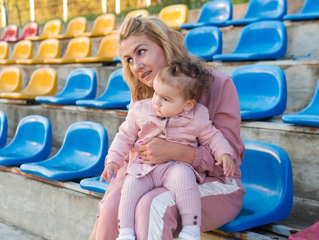 Enfant, rose, vêtements, mère, séance, chaise