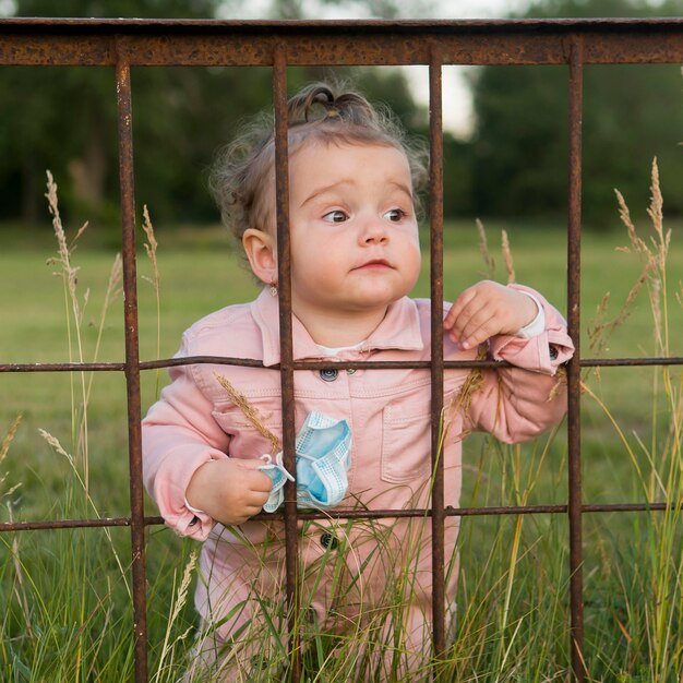 Enfant, rose, vêtements, Parc, barres, tenue, médical, masque