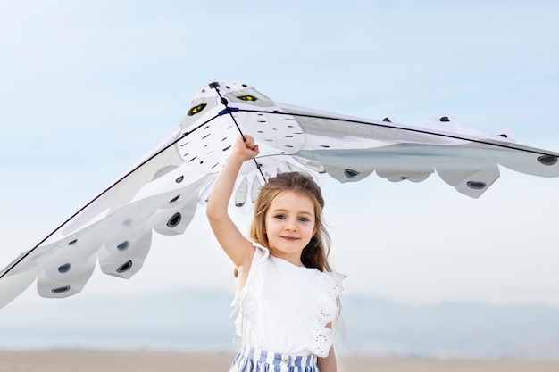 Photo gratuite enfant s'amusant avec le cerf-volant