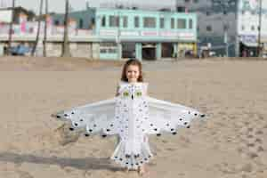 Photo gratuite enfant s'amusant avec le cerf-volant