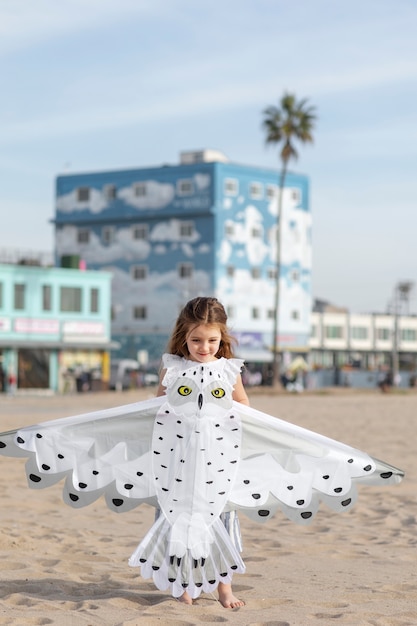 Photo gratuite enfant s'amusant avec le cerf-volant