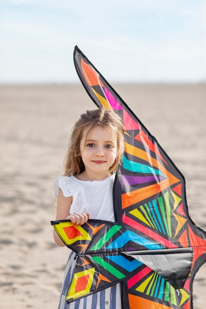 Photo gratuite enfant s'amusant avec le cerf-volant