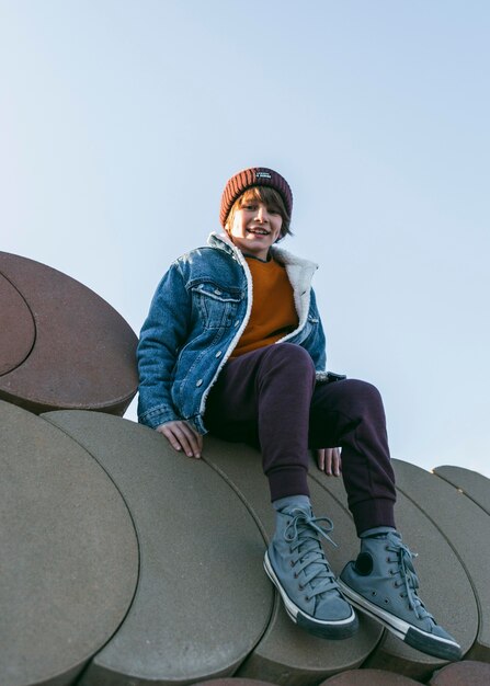 Enfant s'amusant à l'extérieur