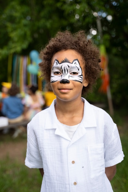 Enfant s'amusant à la fête de la jungle