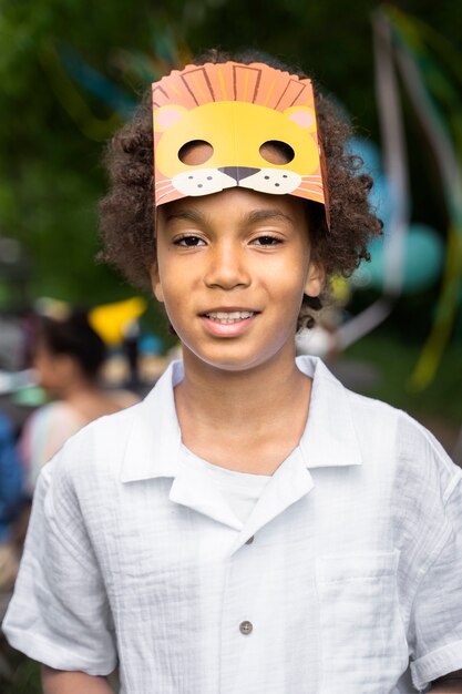 Enfant s'amusant à la fête de la jungle