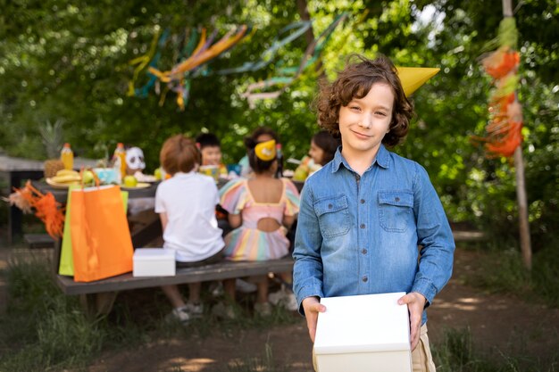 Enfant s'amusant à la fête de la jungle