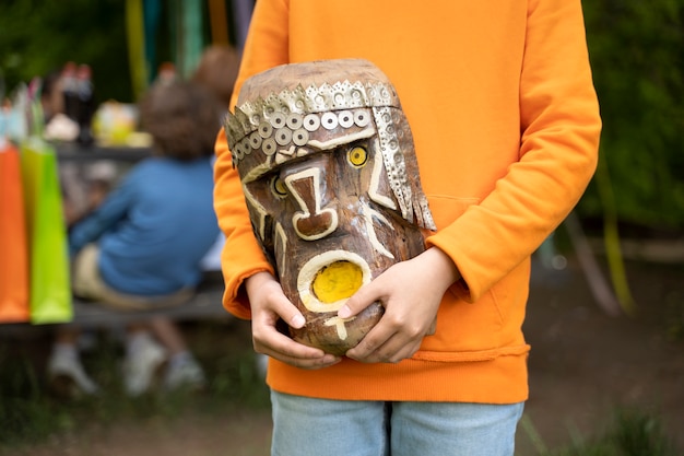 Photo gratuite enfant s'amusant à la fête de la jungle