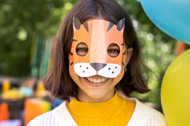 Enfant s'amusant à la fête de la jungle