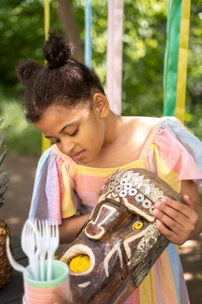 Enfant s'amusant à la fête de la jungle