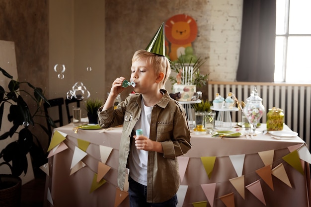 Enfant s'amusant à la fête de la jungle