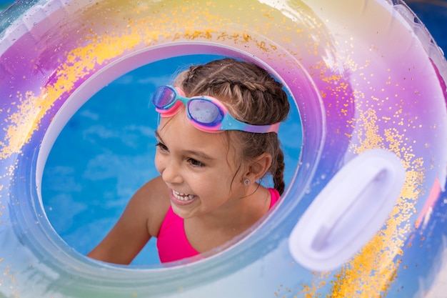 Enfant s'amusant avec flotteur à la piscine