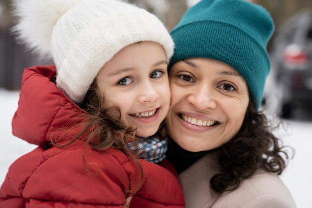 Enfant s'amusant avec maman pendant le roadtrip d'hiver