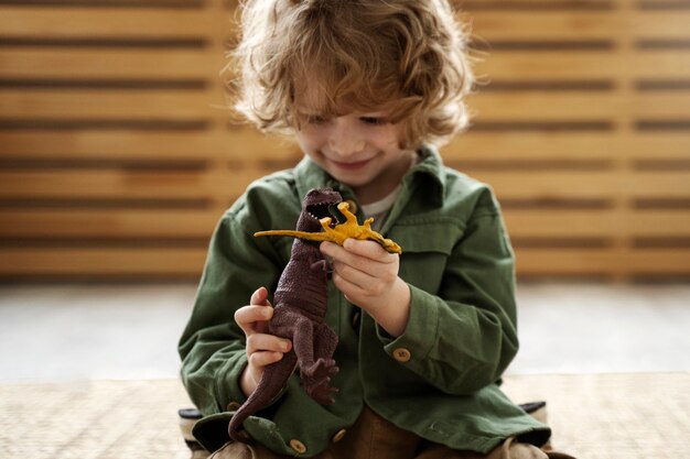 Enfant s'amusant pendant la récréation