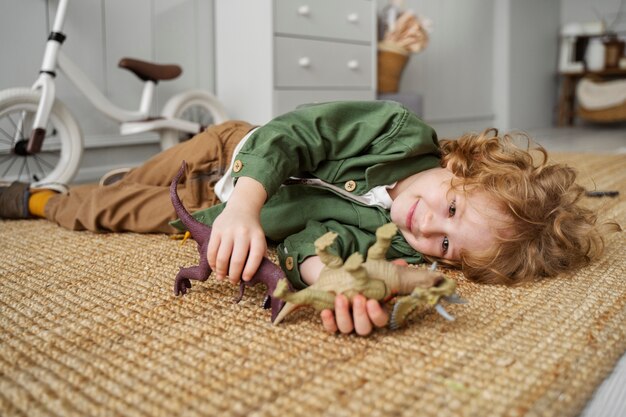 Enfant s'amusant pendant la récréation