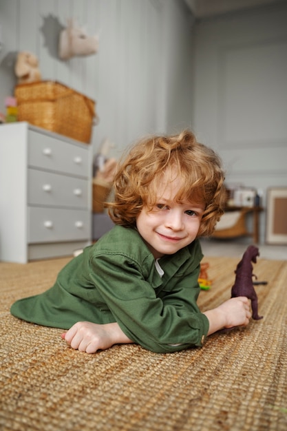 Enfant s'amusant pendant la récréation